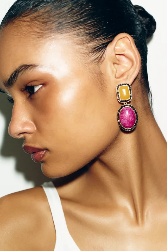 Metal button-style earrings with a rectangular inlaid stone. Oval inlaid stone pendant with contr... | Zara US