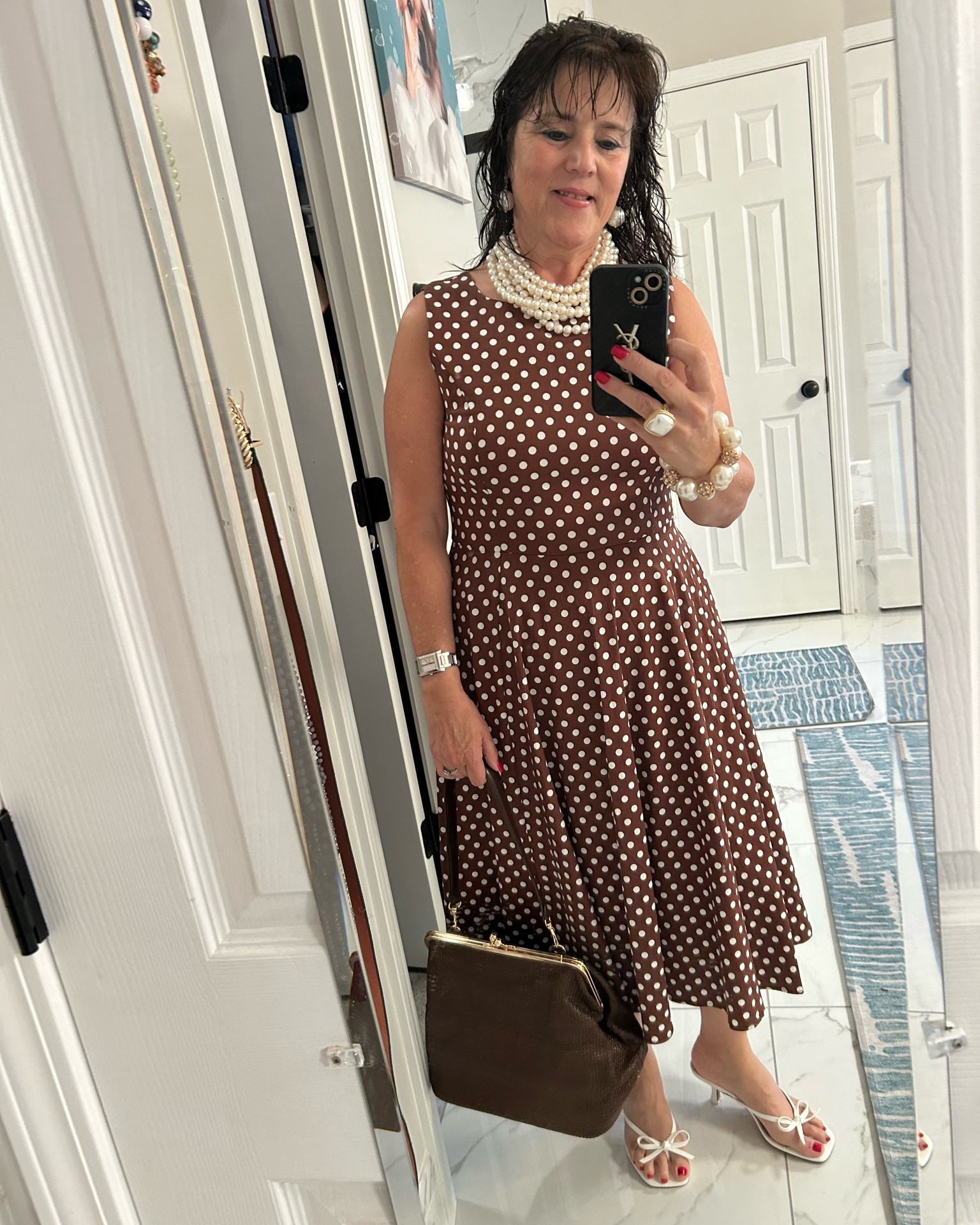 yes, this works for a summer wedding guest look!
why it works:

the sleeveless polka-dot dress feels classic and feminine
the pearl jewelry makes it look more dressed up
the white sandals keep it light for summer
the brown bag ties everything together nicely

small upgrade if you want it a little more wedding-ready:

switch the brown bag for a lighter clutch
add a soft heel or dressier sandal
keep the pearls, they look classy classy

caption idea: summer wedding guest look 🤎 polka dots are always so classy, and pearls make it feel extra pretty. Always be confident!
#summerweddingguest #weddingguestdress #summerdress #over50fashion #agelessfashion

#LTKWedding #LTKMidsize #LTKOver40