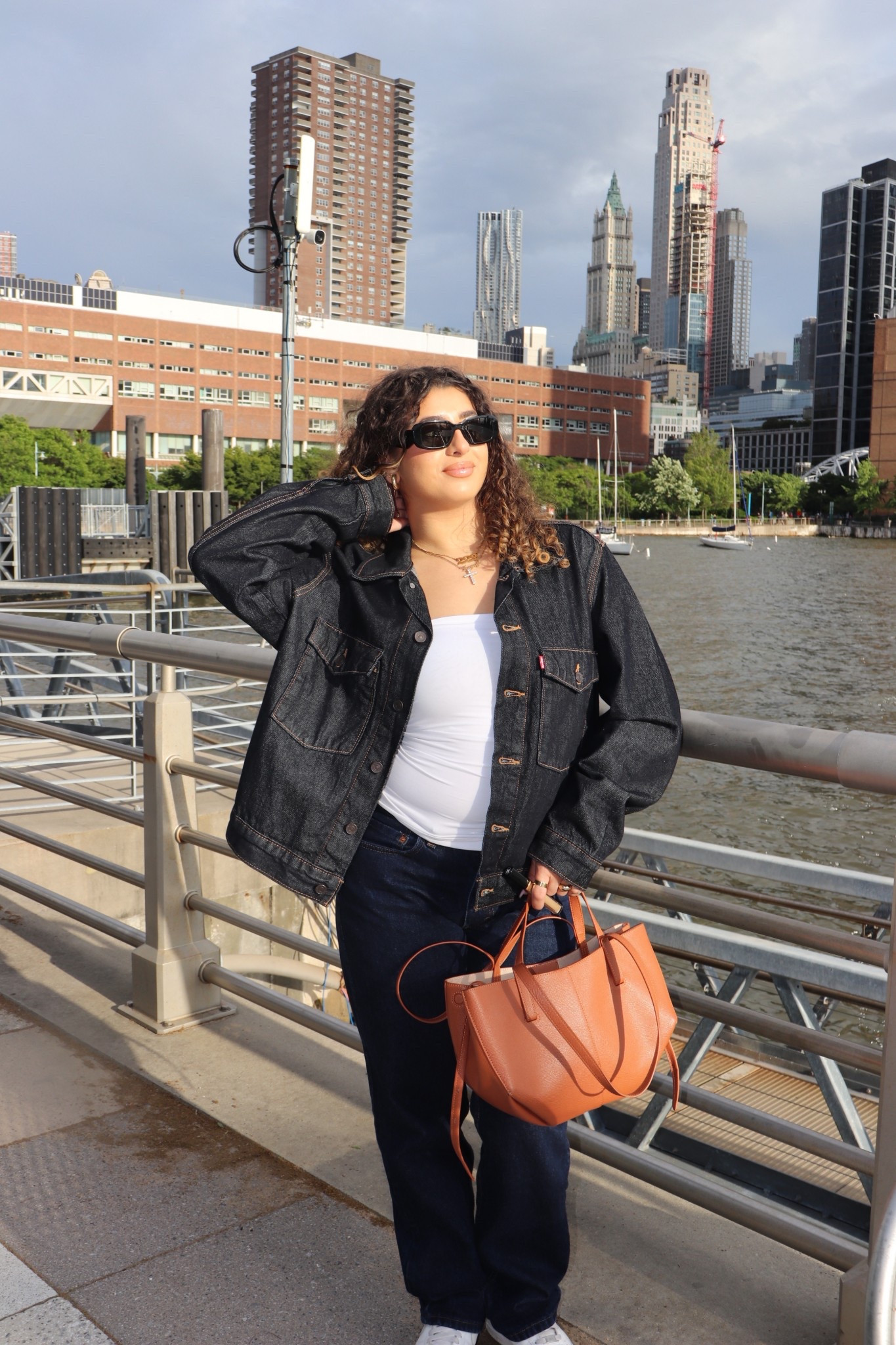 As someone who loves light wash denim, dark denim has been calling my name lately 🤎 

The jeans are actually my boyfriend’s but the size is 32x32, for myself I would of chose 32x30! 


(Dark denim outfits, dark denim jeans, fall outfits, fall styles) 

#LTKFindsUnder100 #LTKSaleAlert #LTKStyleTip