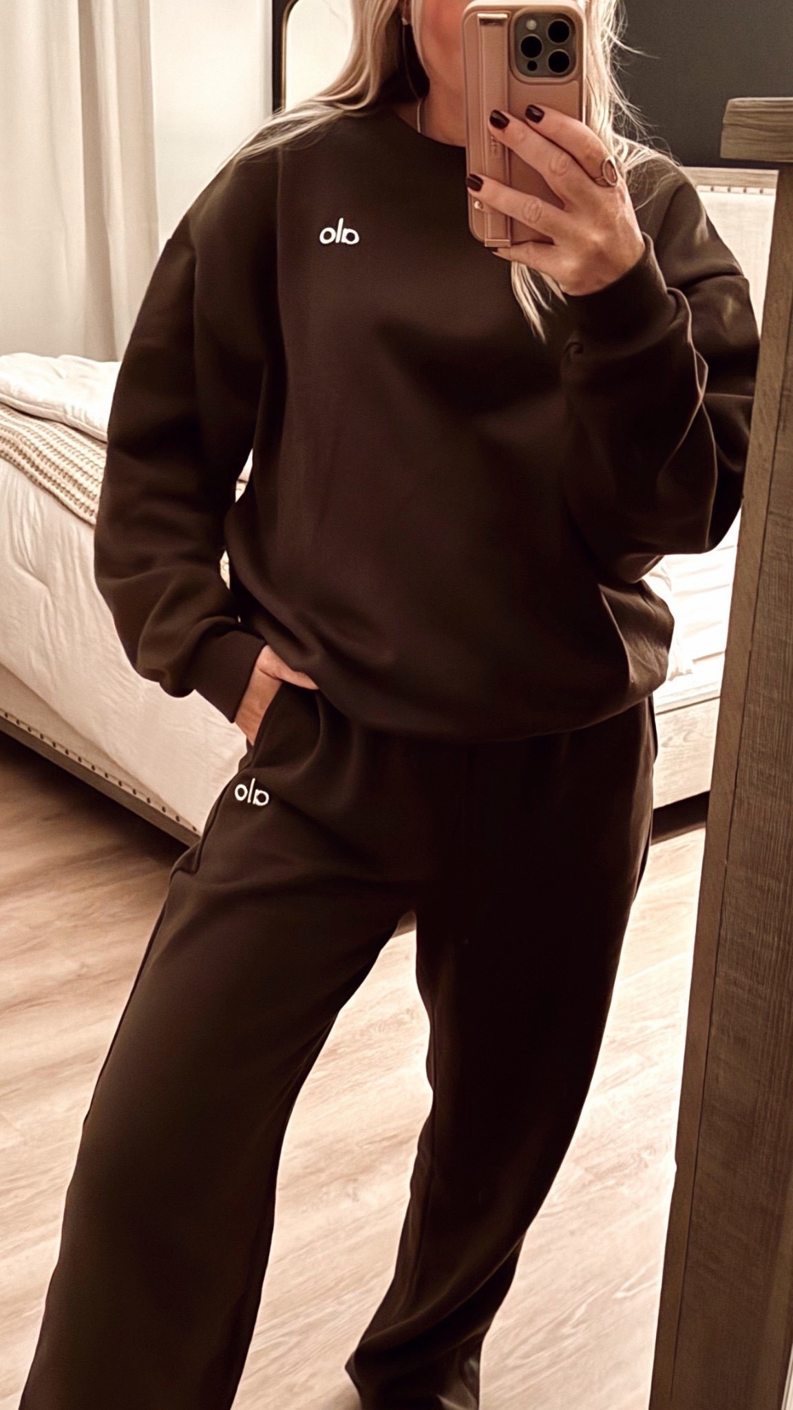 Get your tts! Love this espresso color🤎🔥
I did mediums and it’s very roomy! Prefer smalls. 

Alo. Sweats. Espresso. Brown. Lounge set. #LTKStyleTip

#LTKGiftGuide