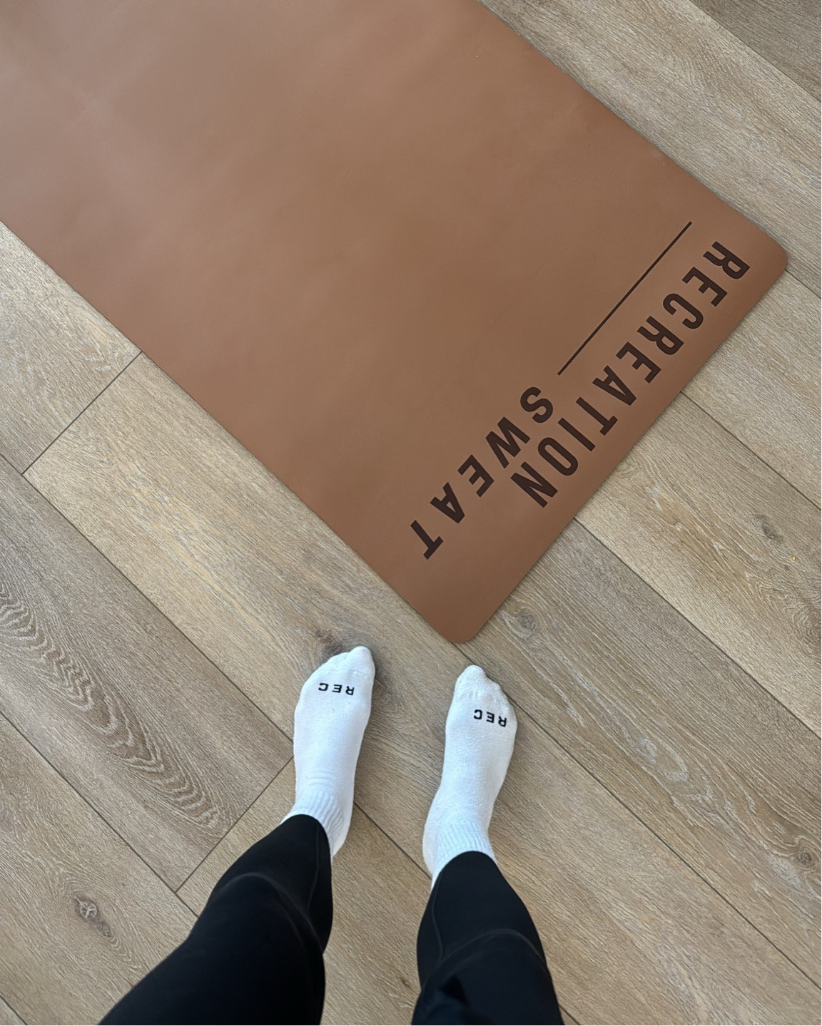 Morning stretches after my walk 🤸‍♂️ this is literally the best yoga mat I’ve ever had. Use code GALENTINE for 25% off rec sweat sitewide this weekend!