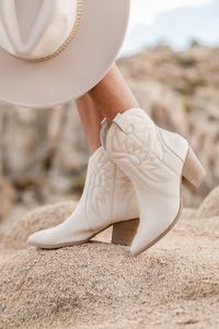 Shasta Short Off-White Cowboy Boot | Pink Lily
