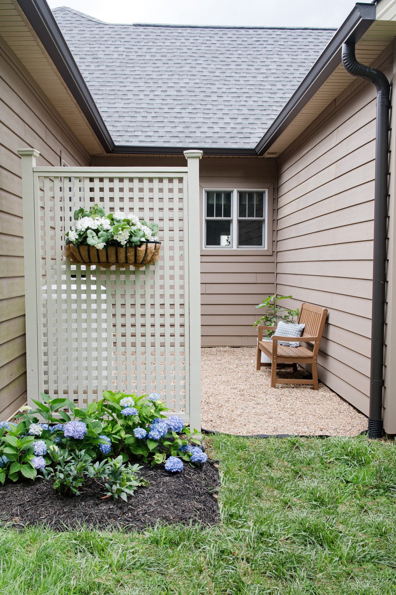 Loving this weather proof wood looking bench 

#LTKSummerEdit #LTKFindsUnder50 #LTKHome