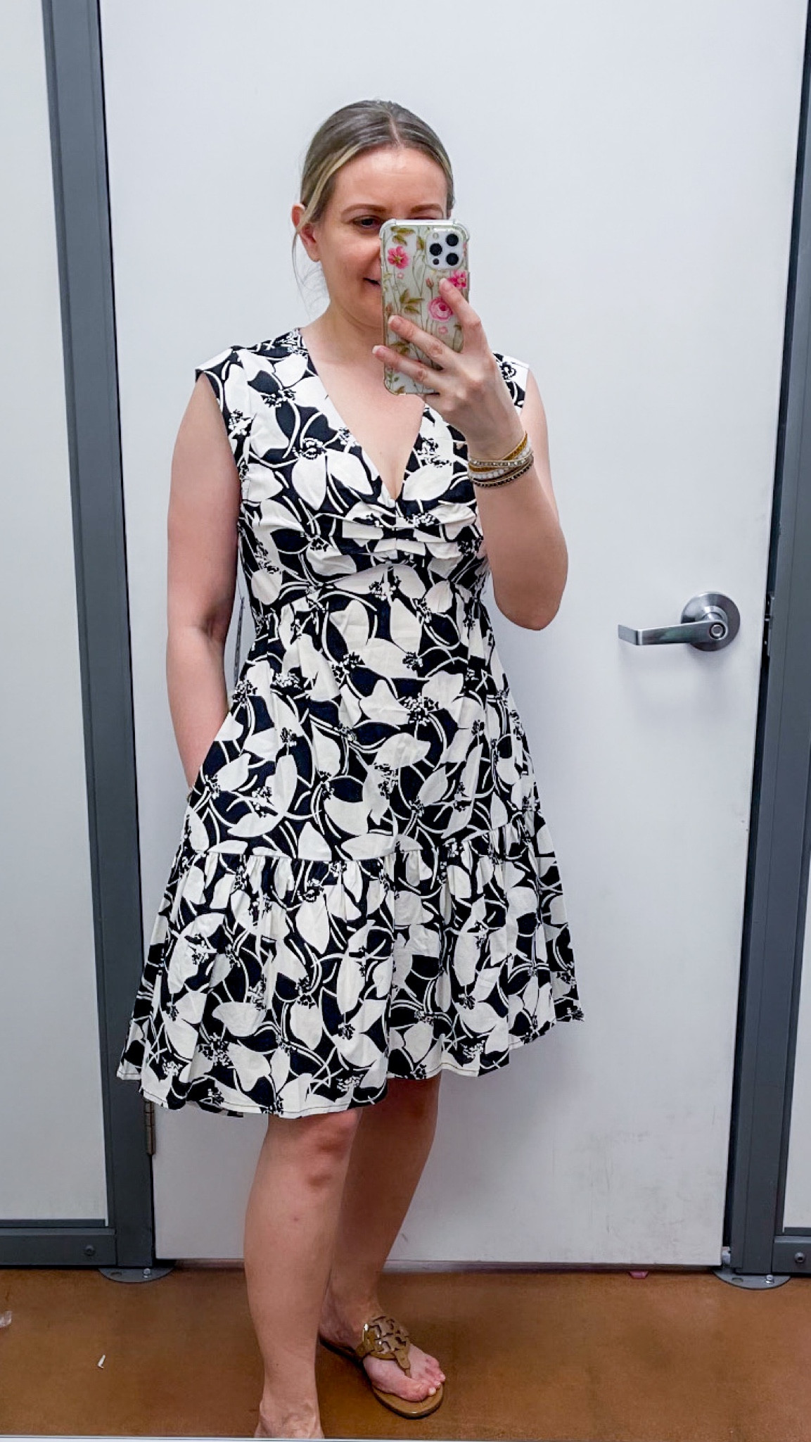 Cute Walmart dress, Scoop brand, wearing Xs. It’s cotton and it has pockets. I would wear it casual with sandals, or dressed up for a date night. 





Walmart fashion, Walmart finds, Walmart summer dress, poplin dress 

#walmart #summer #dresses #walmartdress 

#LTKOver40 #LTKFindsUnder50 #LTKSeasonal #LTKSummerSales