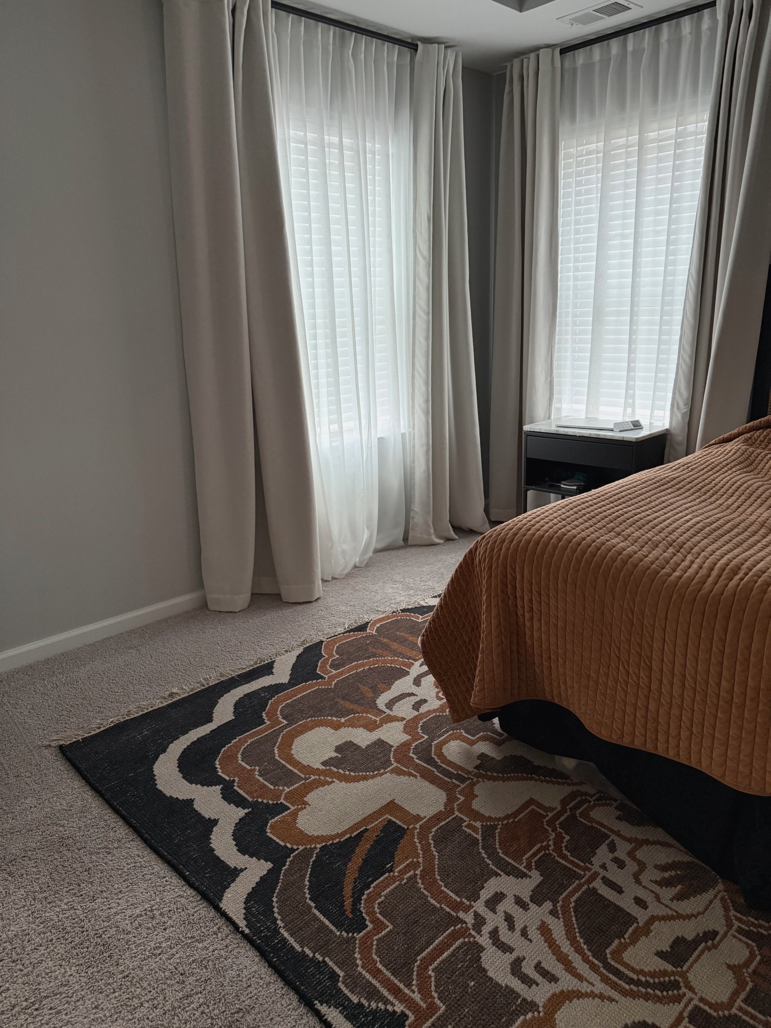 Loving my bedroom rug! It gives such a modern look 🖤

#LTKhome