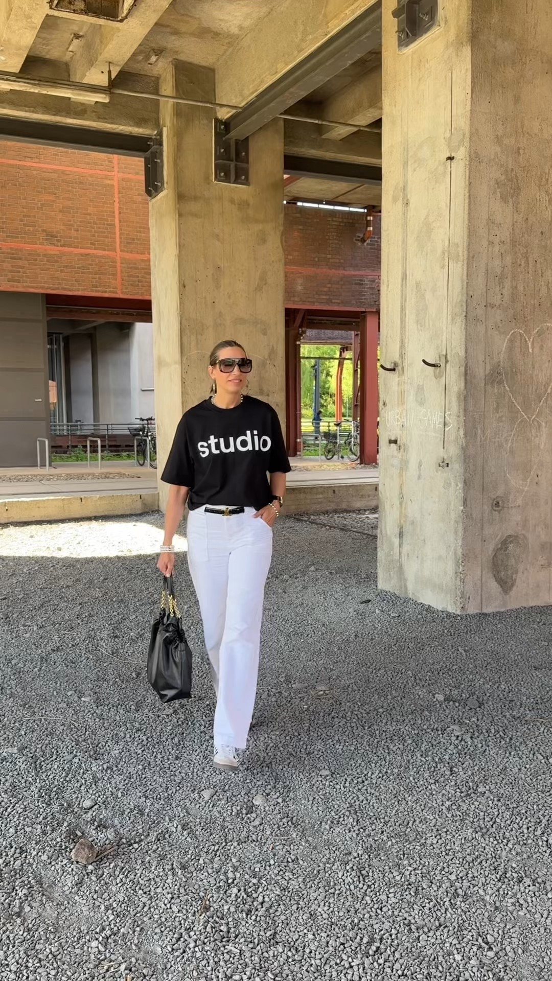 T-Shirt Style mit weißer wideleg Jeans. 
OUTFITFORMEL 

Weiße Wide-Leg-Jeans
+ schwarzes Oversized Unisex-T-Shirt
mit weißem Print
+ schwarzer Ledergürtel für Struktur
+ schwarz-weiße Sneaker
+ schwarze Beuteltasche
– schlicht, urban, cool
+ Statement-Schmuck: Silberne Bullet-Kette, Creolen, Perlenarmbänder

Kontrast. Klarheit. Charakter.
Ein Look, der zeigt: Weniger ist oft mehr.

Feminin. Stark.

#LTKdeutschland #LTKstyletip #LTKü50
