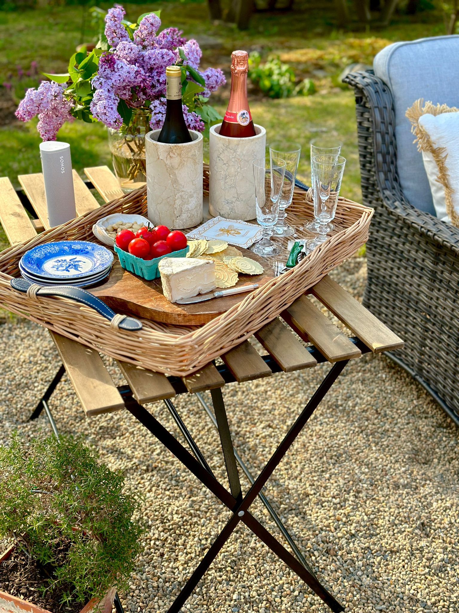 A garden cocktail soirée, like Paris, is always a good idea🐚🍾