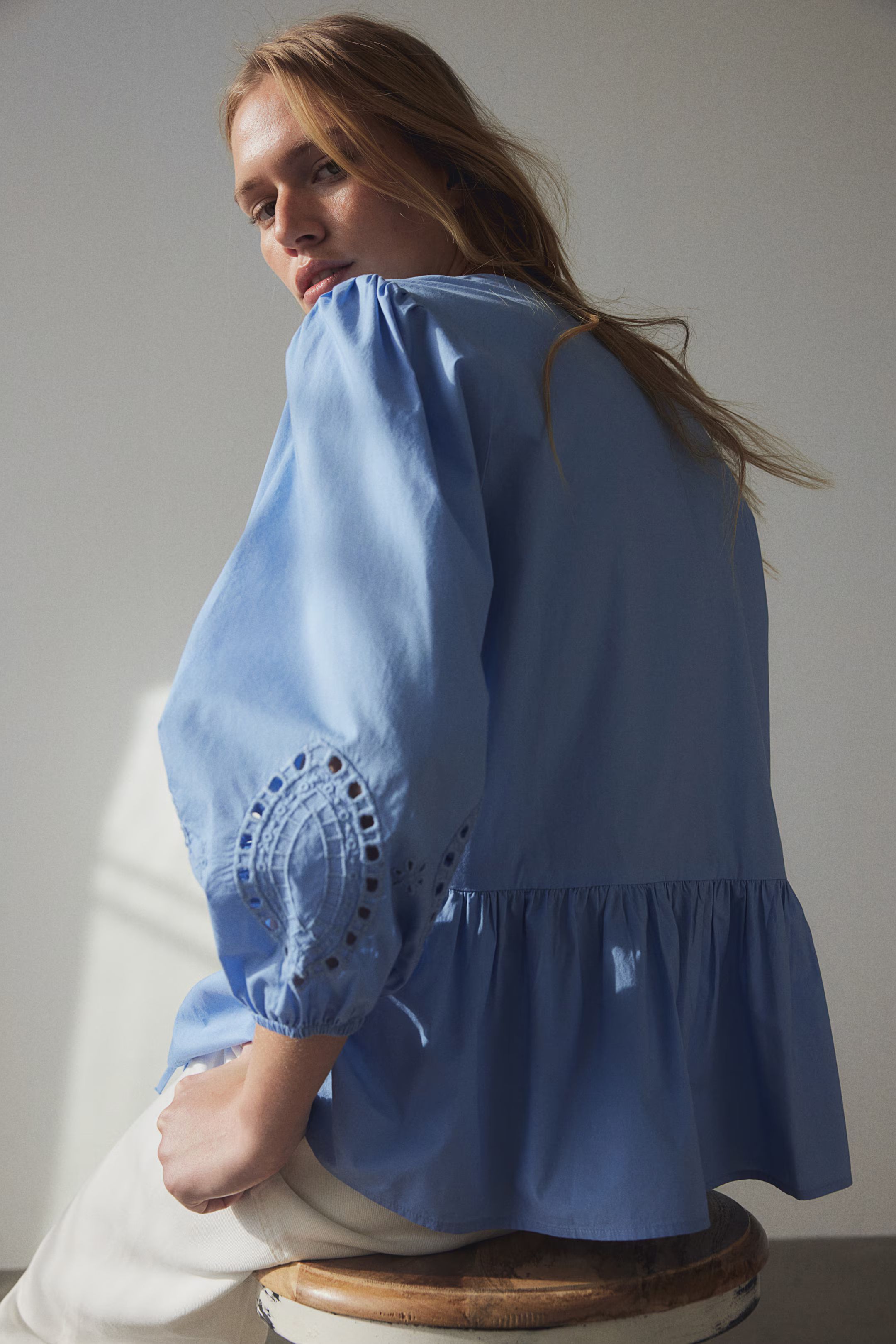 Bluse mit Broderie Anglaise - Blau - Ladies | H&M AT | H&M (DE, AT, CH, NL, FI)