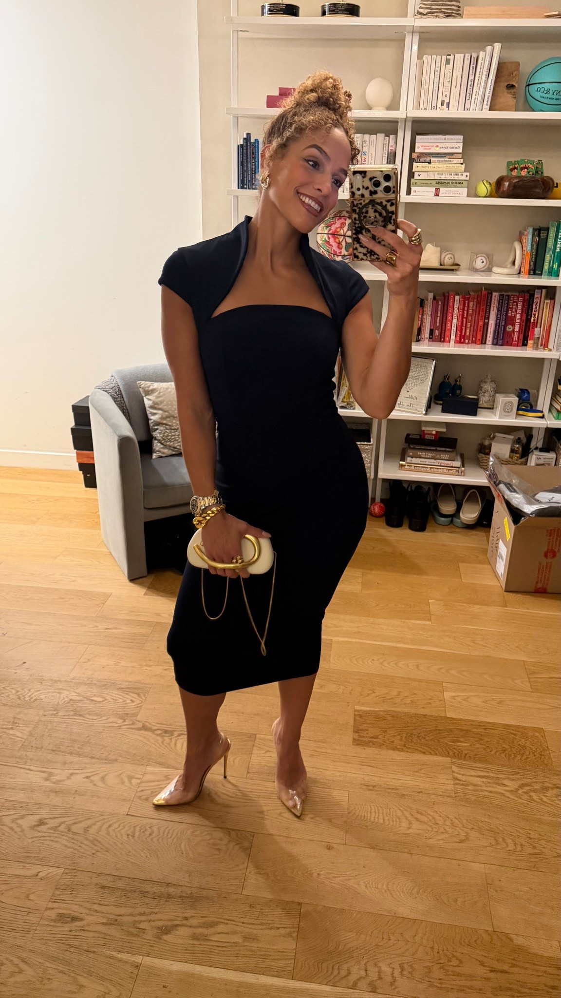 It looks black but it’s navy! Size 6, no alterations (and thank goodness because it came a few hours before I had to leave lol)