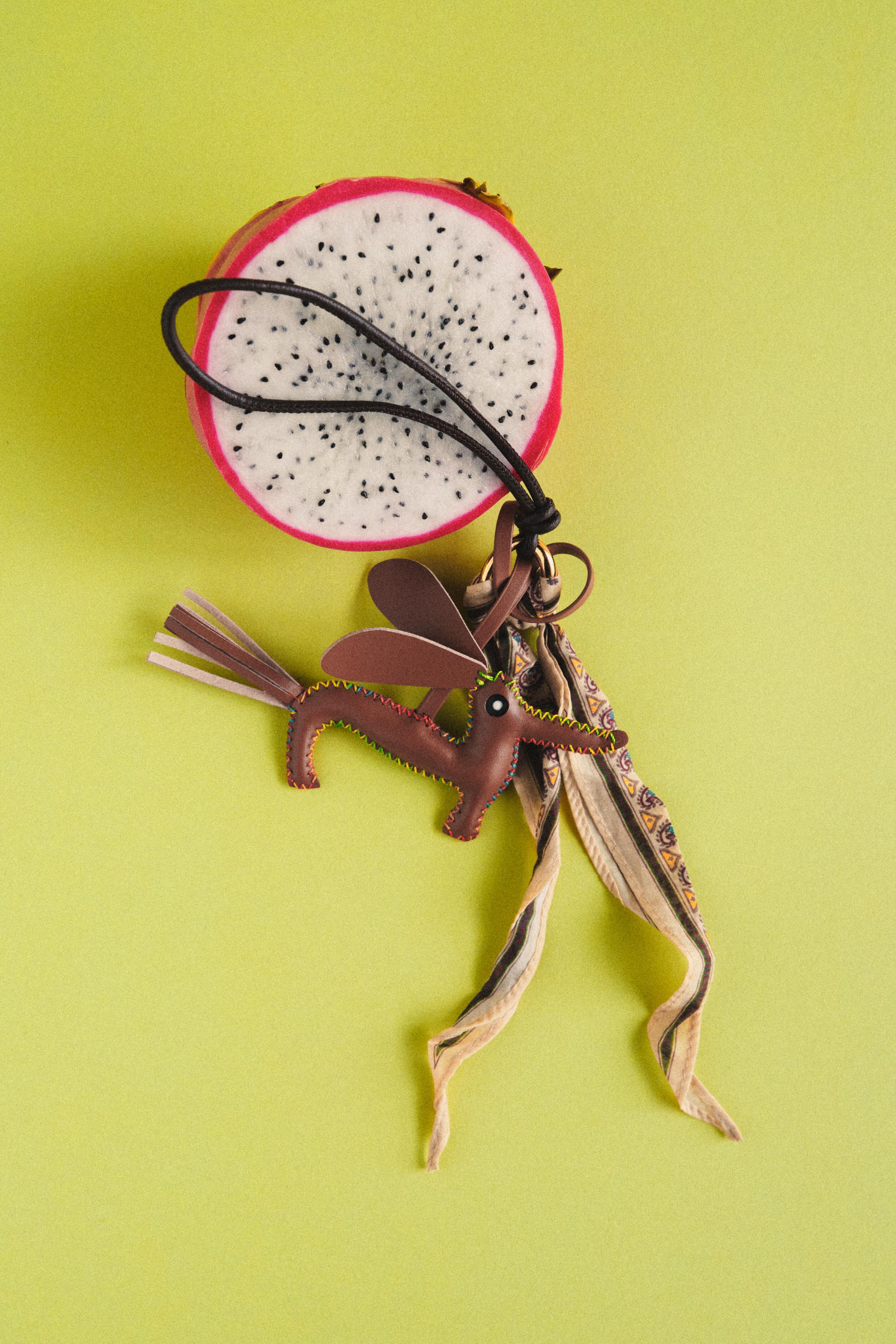 Pack of two keychains:- Keychain with embossed dog pendant. Detail of contrasting colored topstit... | Zara US