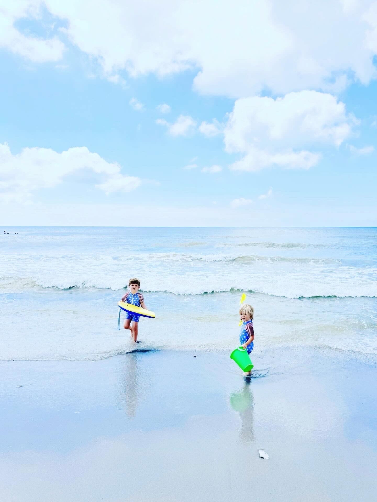 b e a c h  d a y s  with our little all-american 🇺🇸 coast lovin’ beach babies !! 👶🏼🌊🐚👣🌅🍦🐠⛵️🦀🏝️🪸🪏🌞🍨🪣💛⚓️🩵 #beachcameraroll #hellojuly #julyatthebeach #beachdaysarethebestdays #fourthofjulybeachweek