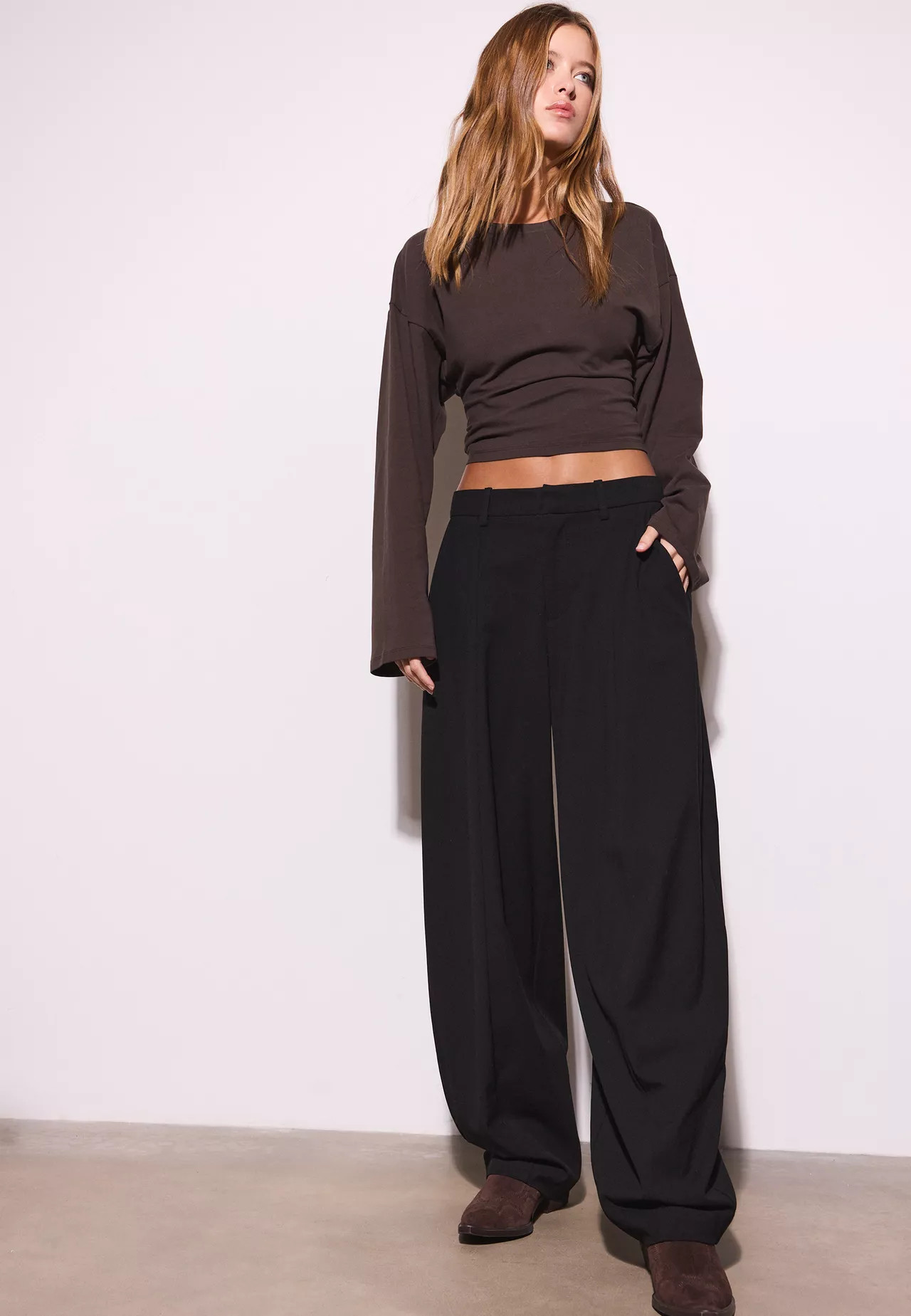 Baggy-Anzughose mit B\u00fcgelfalte - Hosen f\u00fcr Damen | Stradivarius Deutschland | Stradivarius DE