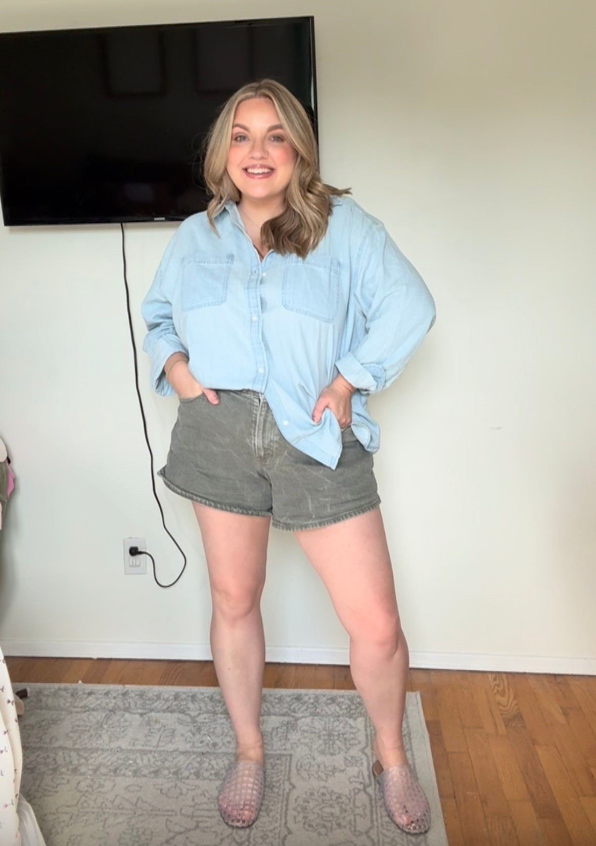 OOTD - - fall transition // midsize // mom outfit // SAHM outfit 

Top - medium 
Shorts - 33

#LTKootd #LTKSeasonal #LTKSaleAlert