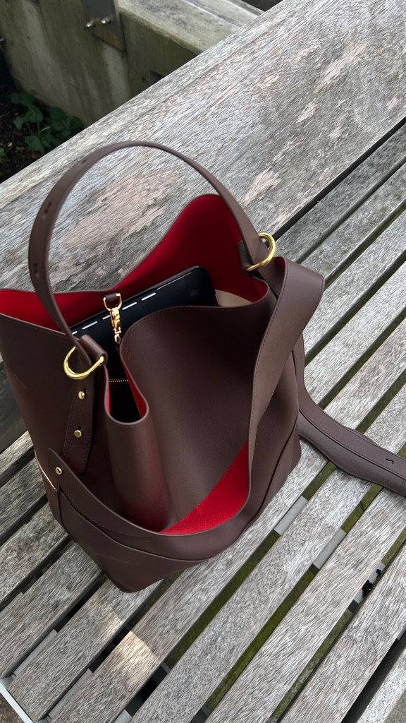 My stylish work bag from oleada ! 

#OleadaWorkBag #OLEADA #WhatsInMyBag #WhatsInMyWorkBag #OLEADAbagreview #OLEADAreveriebag #OLEADAcaptainsleeve