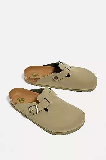 Birkenstock Faded Khaki Vegan Boston Clogs | Urban Outfitters (EU)
