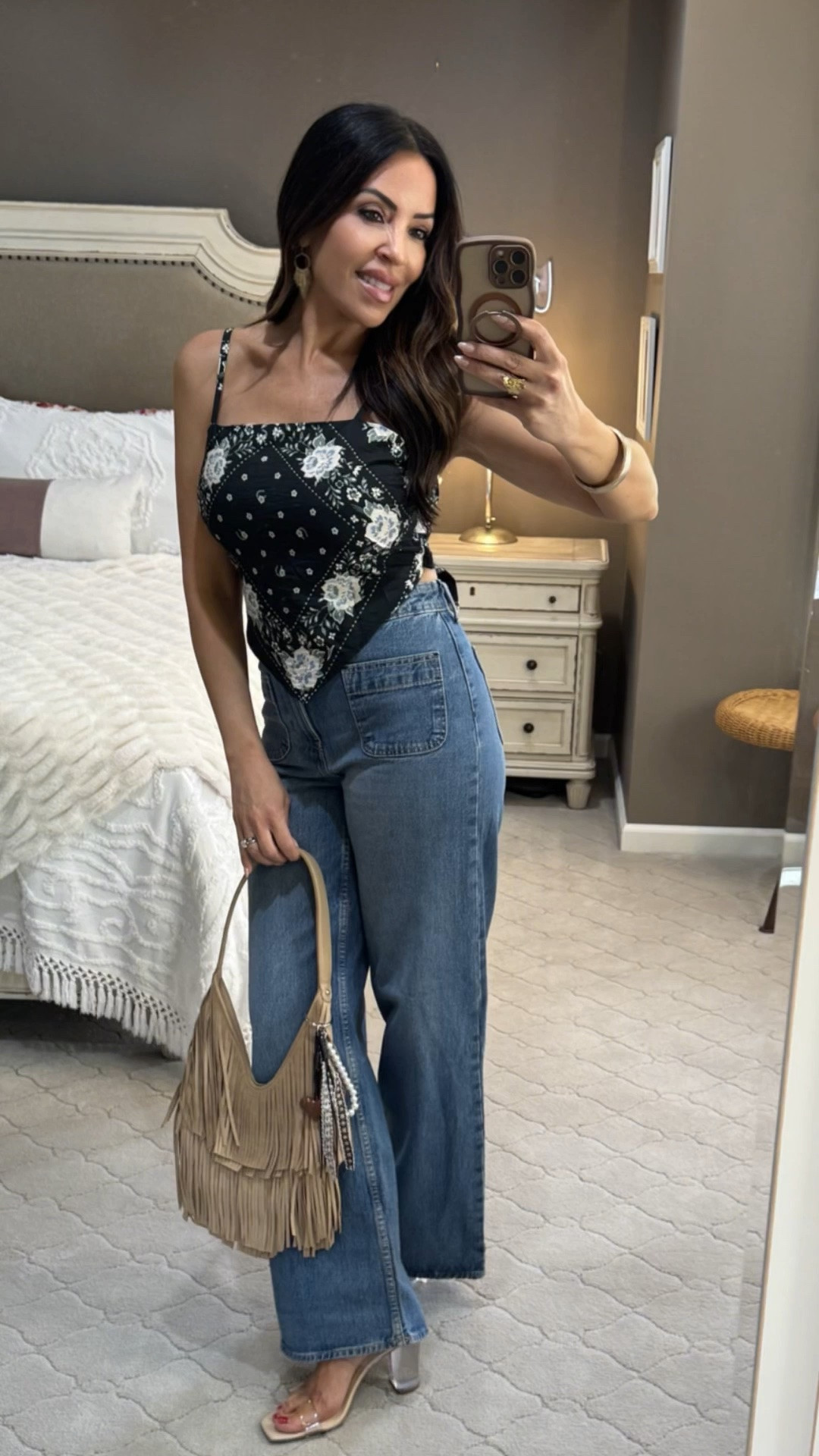 Country concert look on a Walmart budget! 🌾🌻 The perfect mix of Western fringe and classic bandana print.
I’m wearing a small in the top and a size 4 in the jeans-these are made of rigid denim.🌼🌸 #walmartstyle  #walmartjeans