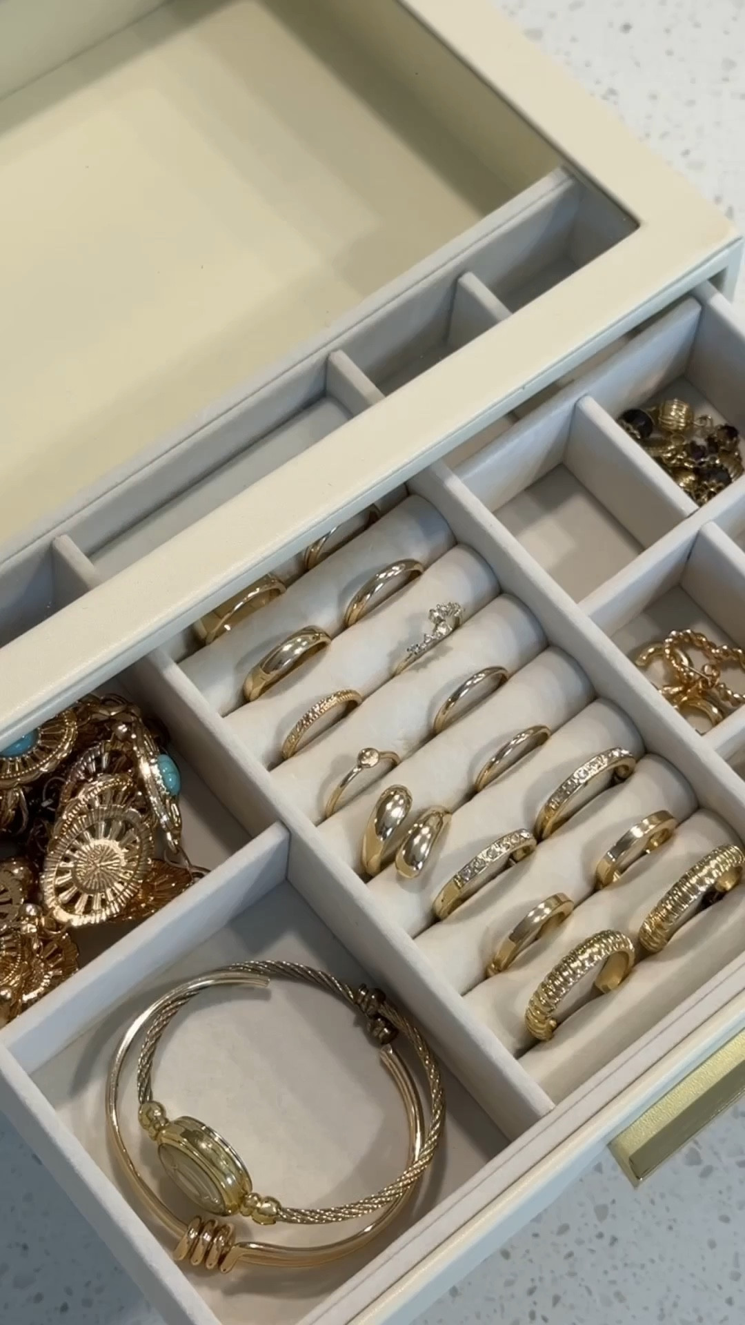 Last minute gift idea that actually feels thoughtful  this jewelry organizer is perfect for anyone who loves keeping their pieces neat, pretty, and easy to grab. 

It arrives before Christmas, looks way more expensive than it is, and works for necklaces, rings, bracelets… all of it. One of those gifts everyone ends up using daily 🤍

#lastminutegifts #christmasgiftideas #giftideasforher #amazonfinds #jewelryorganizer #holidaygifts #christmasshopping #giftinspo #tiktokmademebuyit #viralfinds
