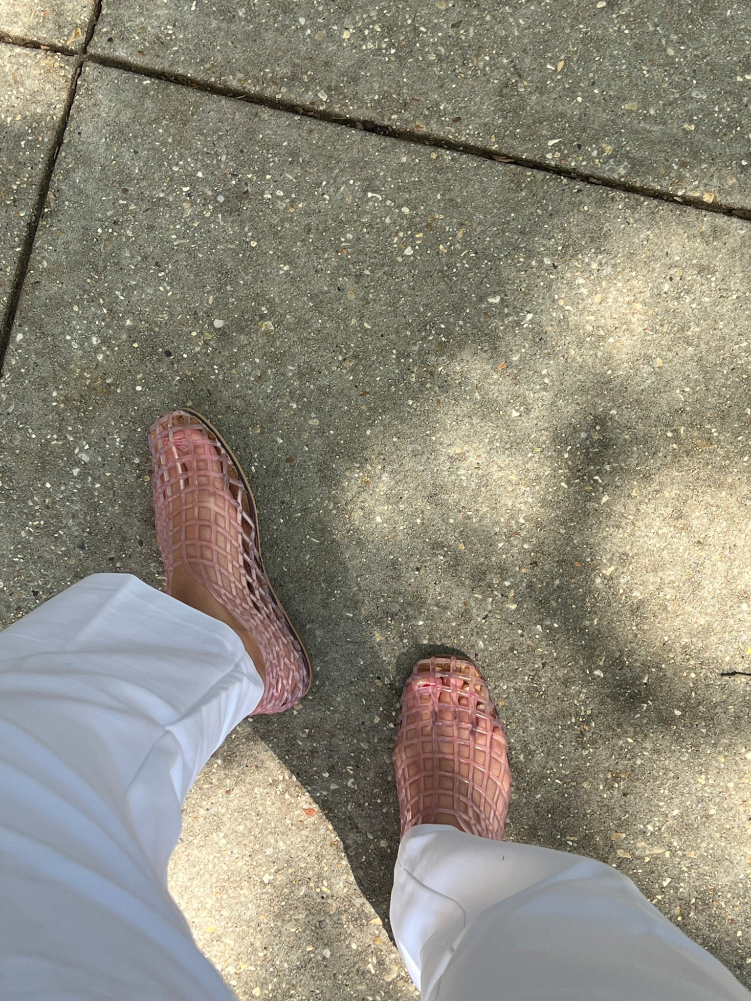 Fun pink jellies to add to an outfit! Wearing size 7. TTS .

#jellieshoes #summershoes #flats #trendingshoes #jellies 