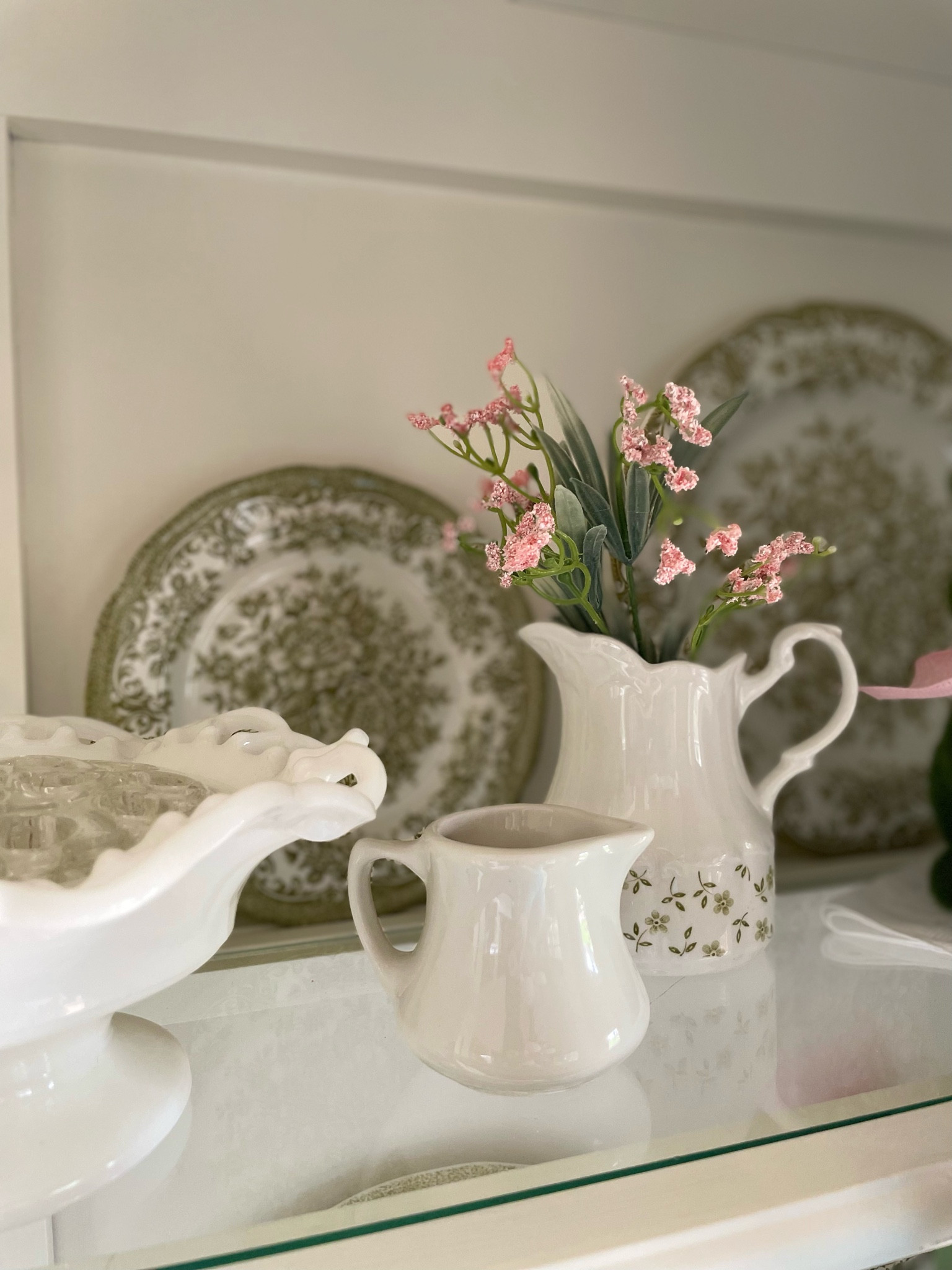 Vintage creamers are all the rage because of the cottage core aesthetic that they exude. Endlessly fun to decorate with, you can style these vintage cuties anywhere!