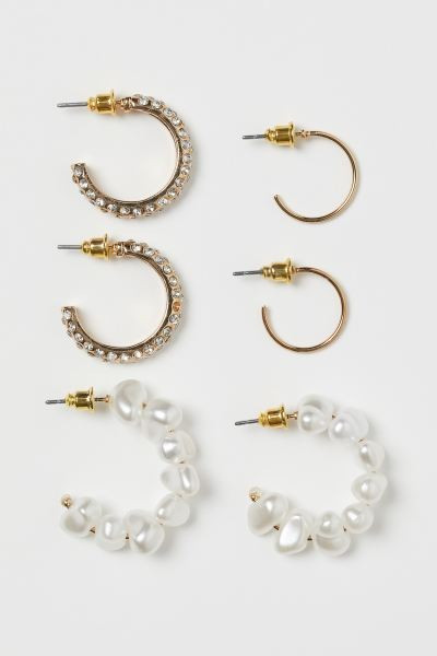 Runde Ohrringe aus Metall in verschiedenen Ausführungen. Ein Paar ist mit Strass verziert, eines... | H&M (DE, AT, CH, NL, FI)