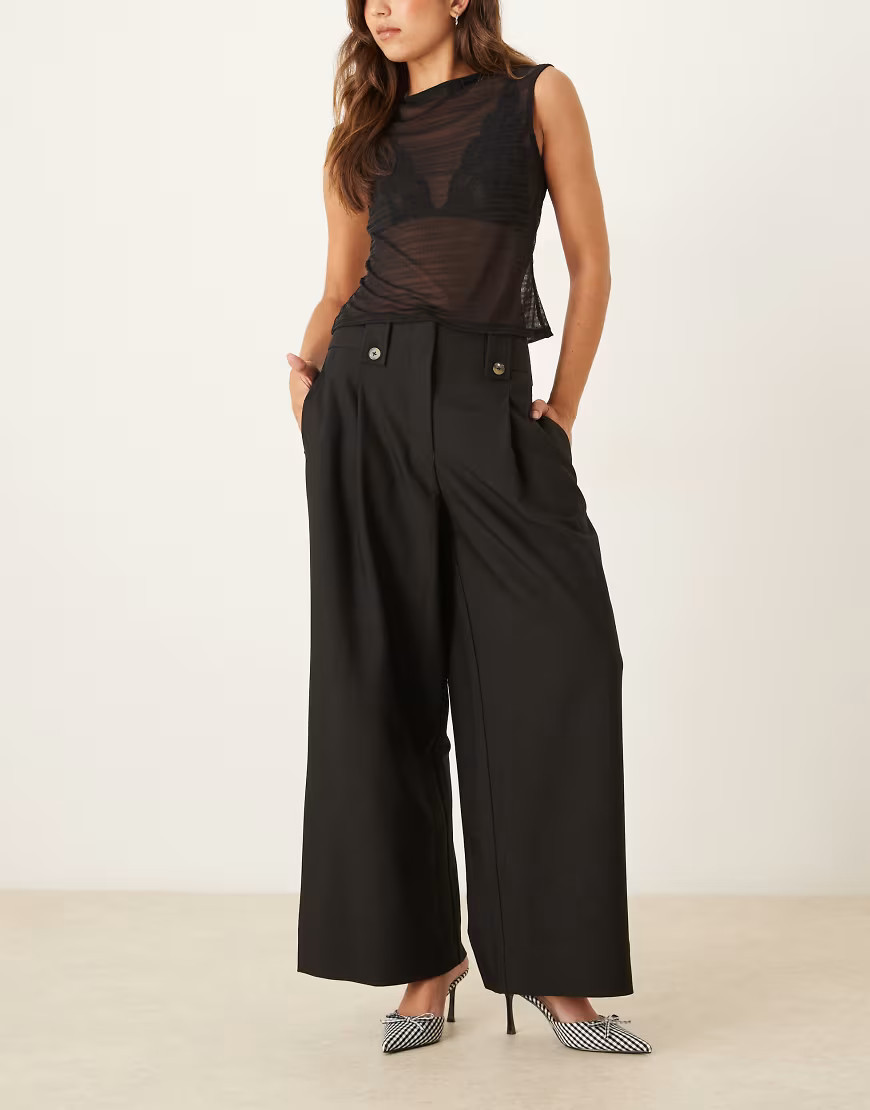 ASOS DESIGN – Elegante, knöchellange Hose in Schwarz mit Laschendetail | ASOS (Global)