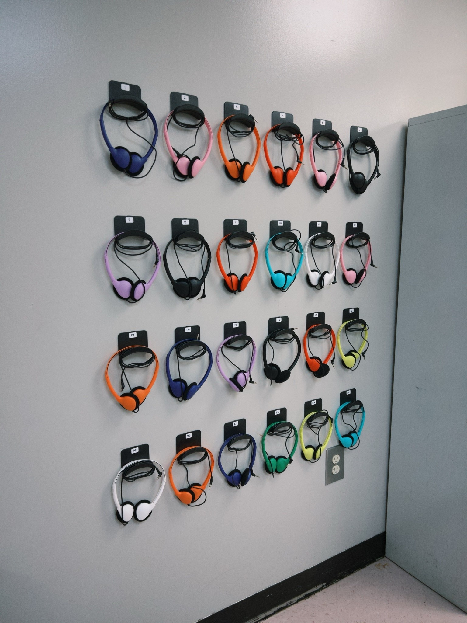 So excited for these headphone wall hangers for my classroom 🤩