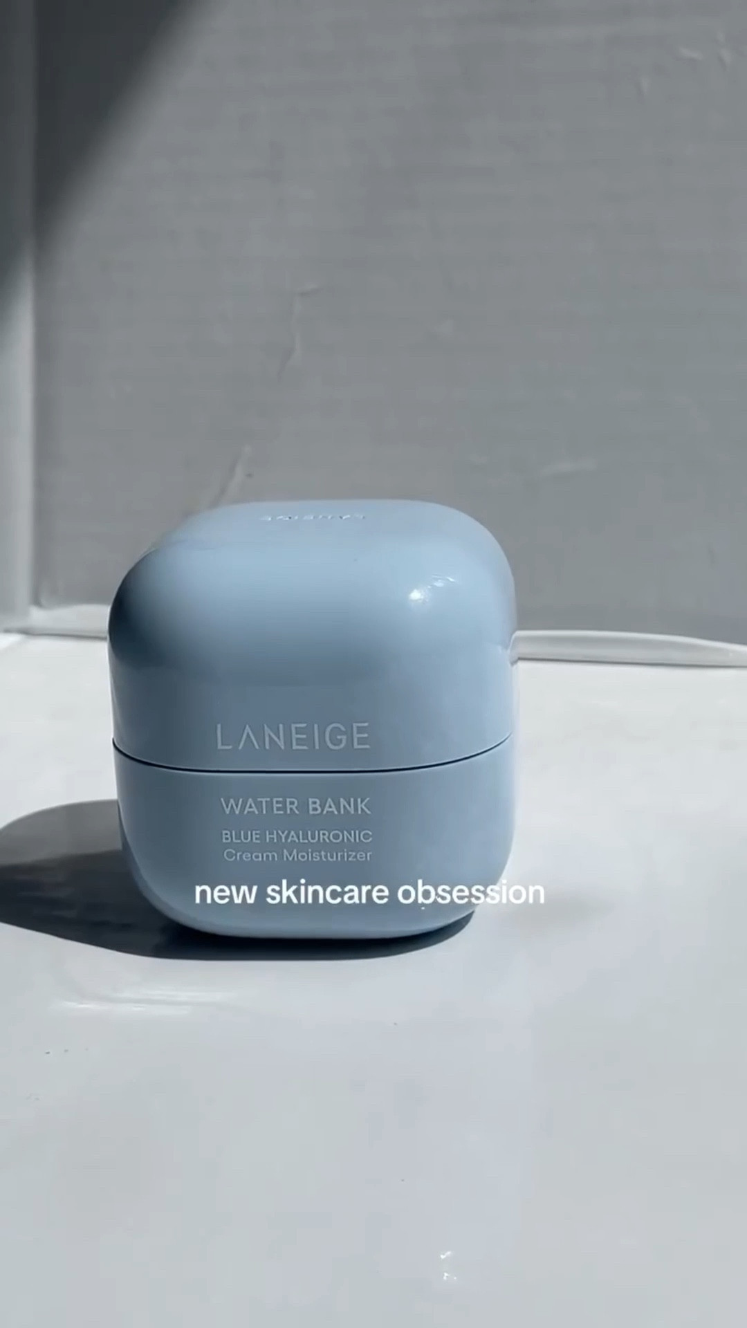 Creme hidratante Water Bank de Laneige - enriquecido com Ácido Hialurônico Azul com uma absorção 300% maior que o ácido hialurônico comum. Uma hidratação leve, de rápida absorção e que deixa um viço bonito na pele!

#LTKpromo #LTKbrasil #LTKbeleza