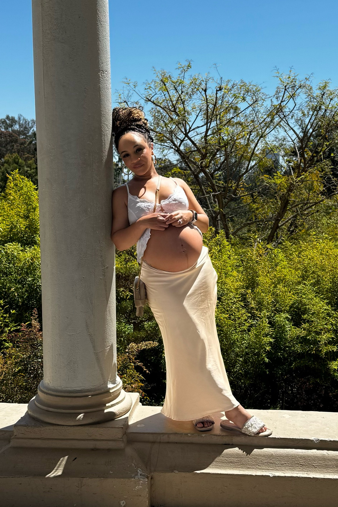 Showing off the baby bump with this cute open top that can be worn in several ways 🩵🌼🌺

#LTKbump