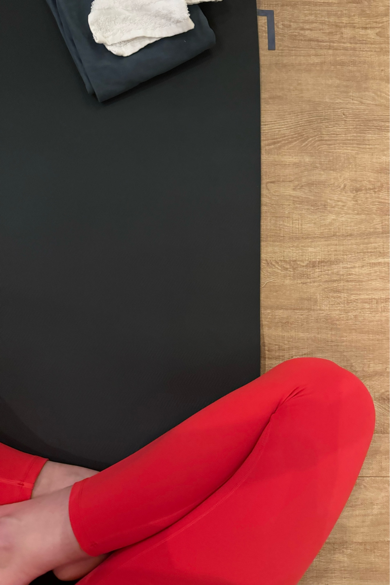 hot yoga outfit of the day || the red leggings are the moment 🍒💋💌🫶🏼

