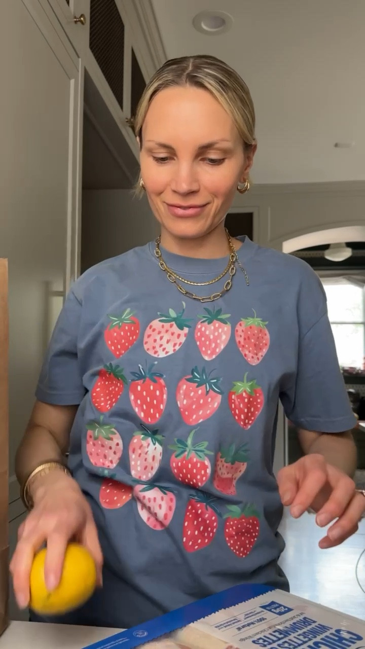 I’ve never gotten so many questions about a shirt before - isn’t it cute?! 🍓

strawberry tee | spring shirts | graphic tee