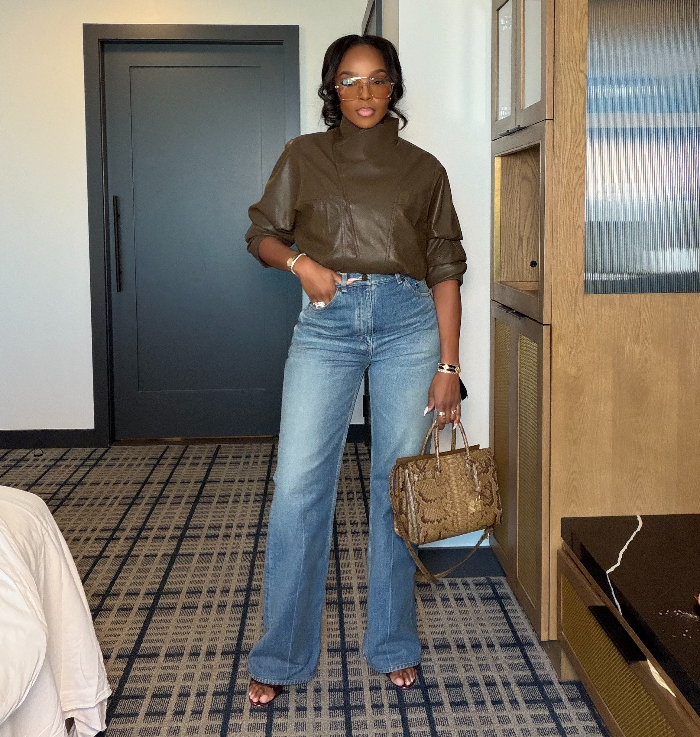 Day 2 at LTKCon 🤎 Keeping it effortlessly chic with the perfect mix of polished + relaxed—chocolate brown, easy denim, statement accessories, and a few details that make the whole look feel elevated.

Because the best outfits are the ones that look put-together without trying too hard. ✨

👇🏽 Wearing: Size Small | Denim Size 4 | 5’4” | 140 lbs 📲 Download the FREE LTK app & follow me (@kirasfashionfinds) to shop all my daily finds

#LTKCon #LTKCreator #LTKFinds #OOTD #StyleInspo 

 #LTKCon #LTKootd #LTKU