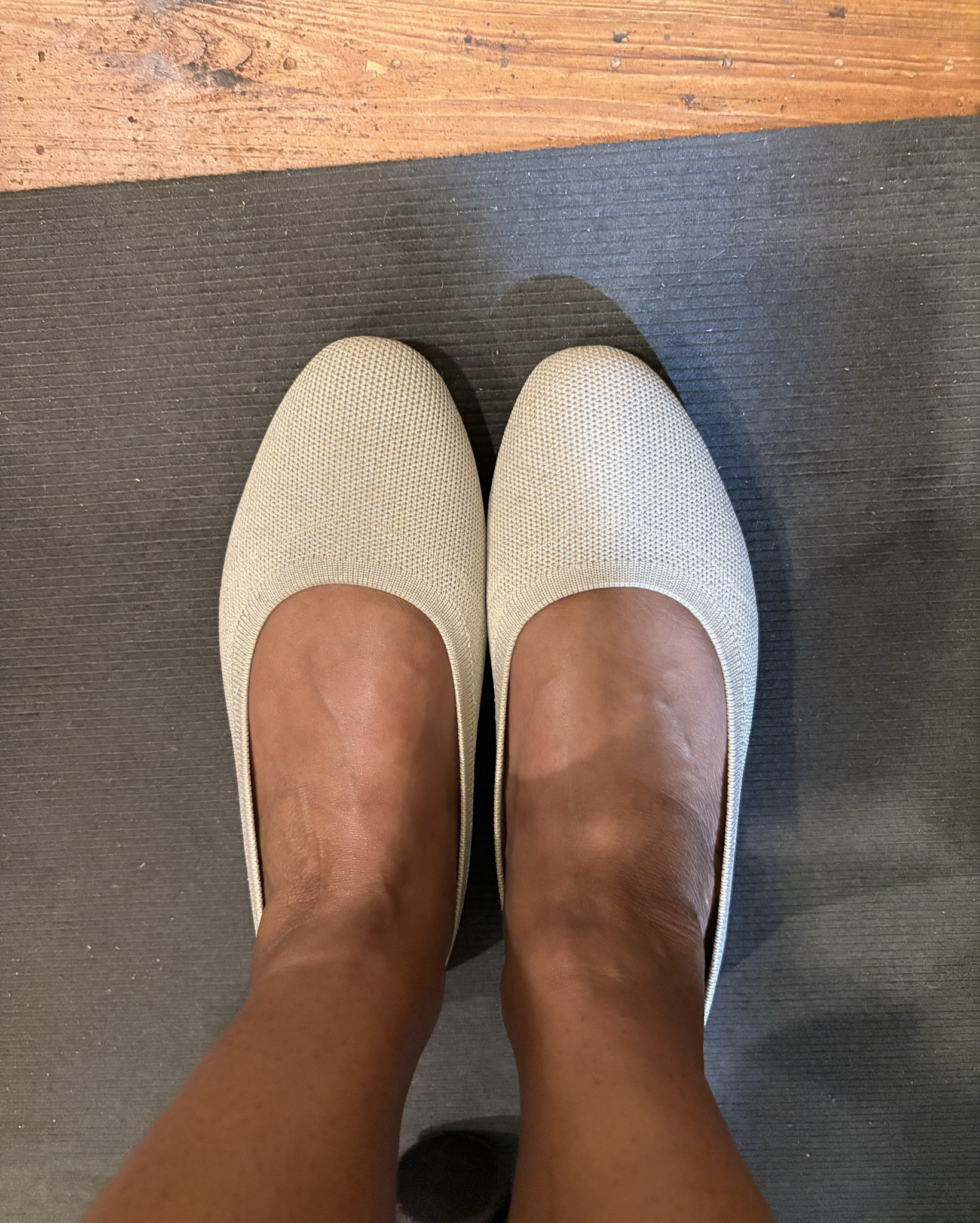 I don’t know what it is about @oldnavy flats but they are so comfy and cute. You can never go wrong. Size 7 and cashmere is the color with a sprinkle of sparkle.✨ Makes you think of a Hampton collective. 

#flats #neutral 