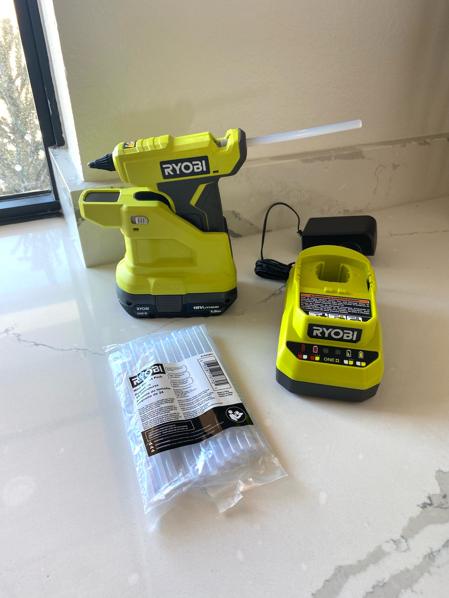 Techtronics Ryobi ONE+ 18V Cordless Compact Glue Gun Kit with 1.5 Ah  Compact Lithium-Ion Battery and 18V Charger