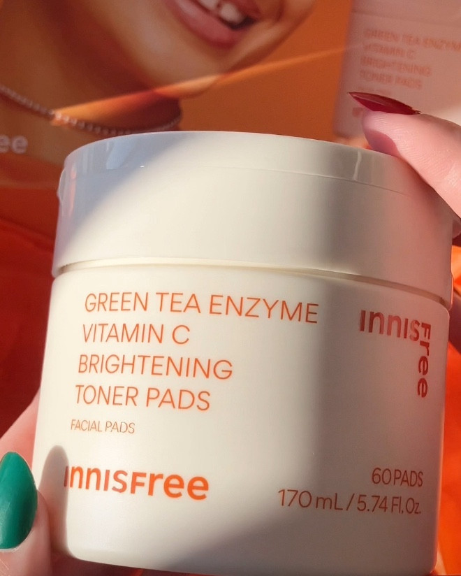 ✨Glow up your skincare routine!✨ @innisfreeusa #gifted 

Start with the Green Tea Enzyme Vitamin C Brightening Serum—a powerful blend of green tea, niacinamide, and vitamin C that smooths, brightens, and fades dark spots for a radiant, even complexion

Follow up with the Green Tea Enzyme Vitamin C Brightening Toner Pads to swipe away dullness and boost your glow. These biodegradable pads are packed with the same skin-loving ingredients to target dark spots, post-breakout marks, and sun spots

.
.
.
.

#innisfree #ugc #beautyugc #sephora #skincarelover #skincarecommunity #glowingskin #radiantskin #skincareroutine #vitamincserum #kbeauty #skincareaddict #selfcare #skincaretips #hydratedskin #clearskin #beautyessentials #skincareproducts #greenteaskincare #skincarediary #glowingskincare #koreanskincare #skinbrightening #skincaregoals #skincareblogger