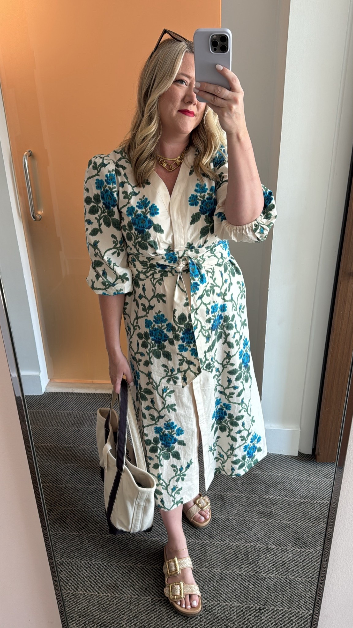 Market Day Uniform 💼🌸
This Tuckernuck floral midi dress is my favorite comfortable work outfit for long showroom days. Styled with gold buckle sandals and my oversized canvas tote bag—a polished but easy look that works every time.

Everything linked here!
#TuckernuckDress #WorkwearStyle #FloralMidiDress #ComfortableWorkOutfit #MarketDayLook


#LTKWorkwear