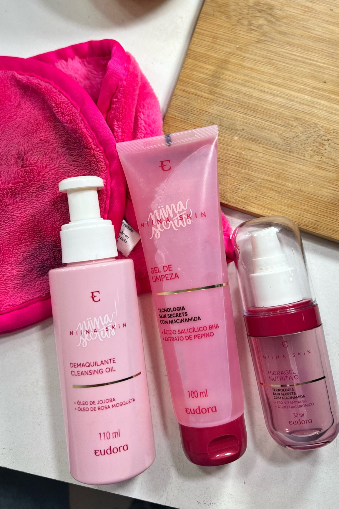 🩷 rotina pós maquiagem 🩷

✨ DEMAQUILANTE CLEANSING OIL NIINA SECRETS SKIN 
Para remover a maquiagem no final do dia, é perfeito! Um demaquilante não comedogênico com Óleo de Jojoba e Óleo de Rosa Mosqueta. Sua fórmula não arde os olhos, remove facilmente até as maquiagens à prova d’água e de longa duração, impurezas, poluição, resíduos de protetor solar e a oleosidade da pele sem ressecar. 

✨ GEL DE LIMPEZA NIINA SECRETS SKIN 
Ideal para limpar a pele com Ácido Salicílico, é poderoso adstringente indicado para peles com acnes, e Extrato de Pepino, garantindo uma pele limpa e fresca. Limpa profundamente o rosto,  possui textura leve e ajuda a reduzir o surgimento de espinhas. 

✨ HIDRAGEL NUTRITIVO NIINA SECRETS SKIN  
Um super aliado para tratar e preparar a pele para a maquiagem do dia a dia, garantindo um acabamento bonito sem craquelar. Ou hidratar a pele para deixá-la respirar. O hidragel vegano renova, melhora e uniformiza a textura da pele. 

EUDORA + NIINA SECRETS = perfeição! 🩷

#LTKbeauty #LTKbrasil #LTKstyletip