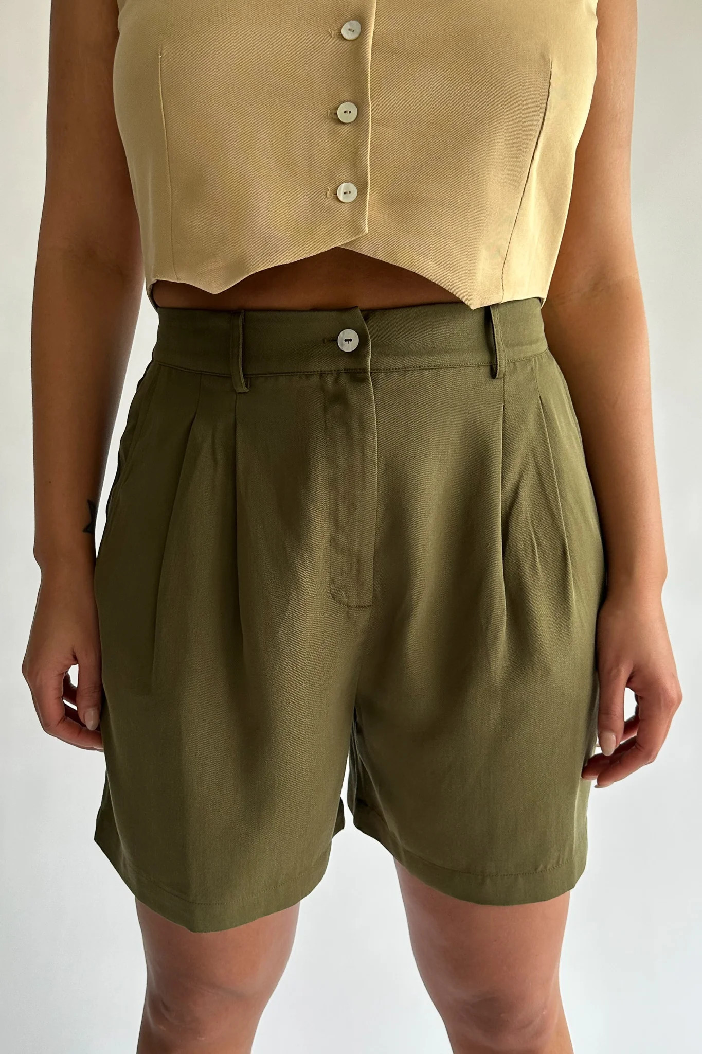 pleated short | DONNI.
