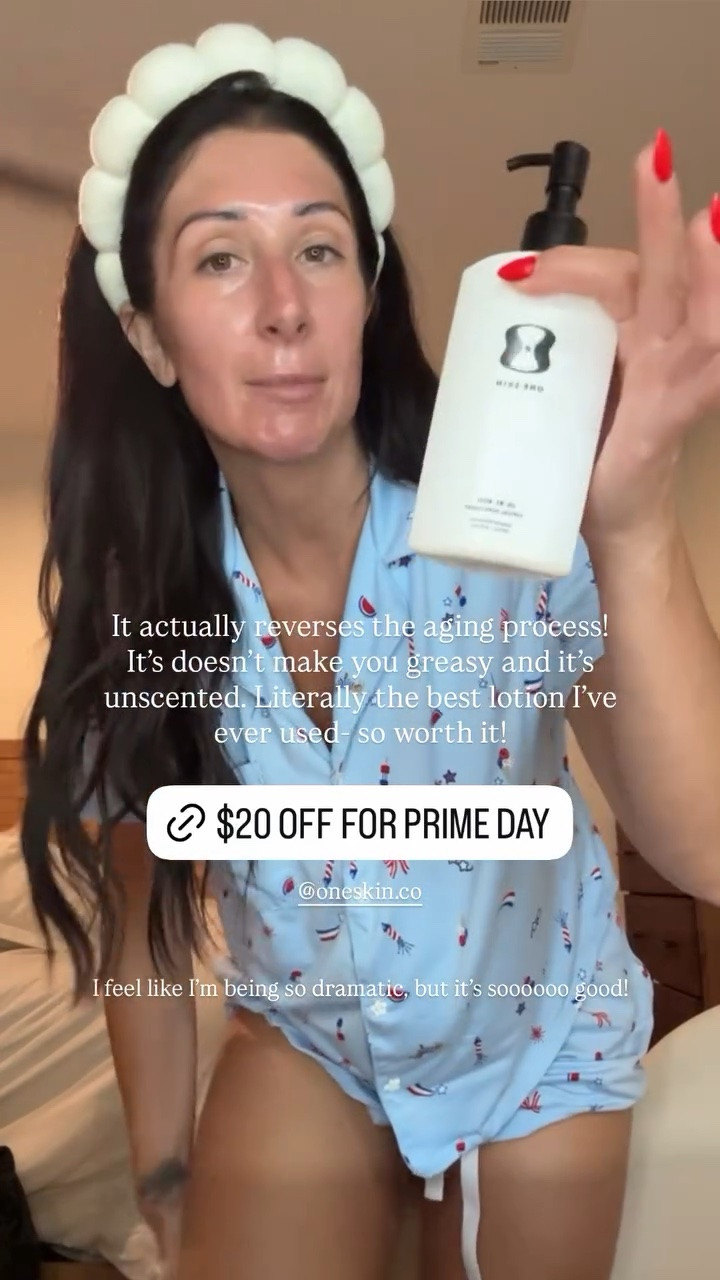 It actually reverses the aging process! It’s doesn’t make you greasy and it’s unscented. Literally the best lotion I’ve ever used- so worth it!  @oneskin.co  I feel like I’m being so dramatic, but it’s soooooo good!