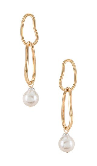 Ettika Pearl Drop Earring in Metallic Gold. | Revolve Clothing (Global)