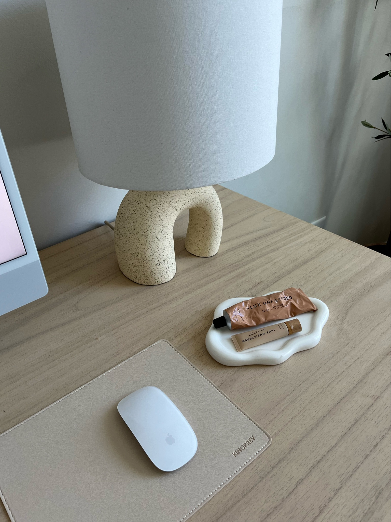 Next to me at all times! Best hand cream and lip balm👏🏼

#luxunfiltered #beautyfavorites #lipbalm