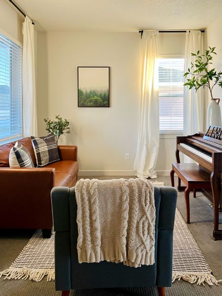 Living room at golden hour

Leather loveseat, antique piano, armchair, cable knit throw, plaid pillow covers, flat weave rug, evergreen art



#LTKHoliday #LTKSeasonal #LTKhome