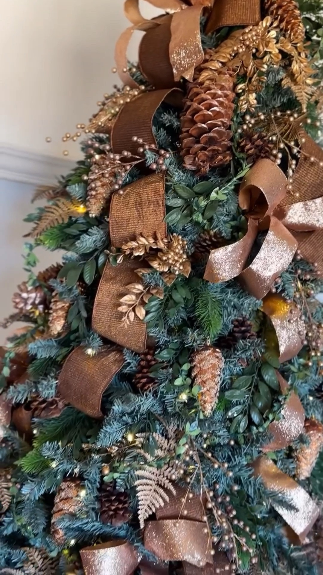 Woodland warmth + Bronzed glow. ✨

A forest reimagined: rich evergreen shadows, bronzed glow, and a little holiday magic caught between the branches. ✨ 

I LOVE the Tribeca Spruce Blue tree from @kingofchristmas , it looks like it’s just been transported from the forest and planted in my art loft. ✨

Save this one if you love a woodsy and warm Christmas aesthetic. 🖖🏾

#cozychristmas 
#woodlandtheme 
#christmastreedecorating