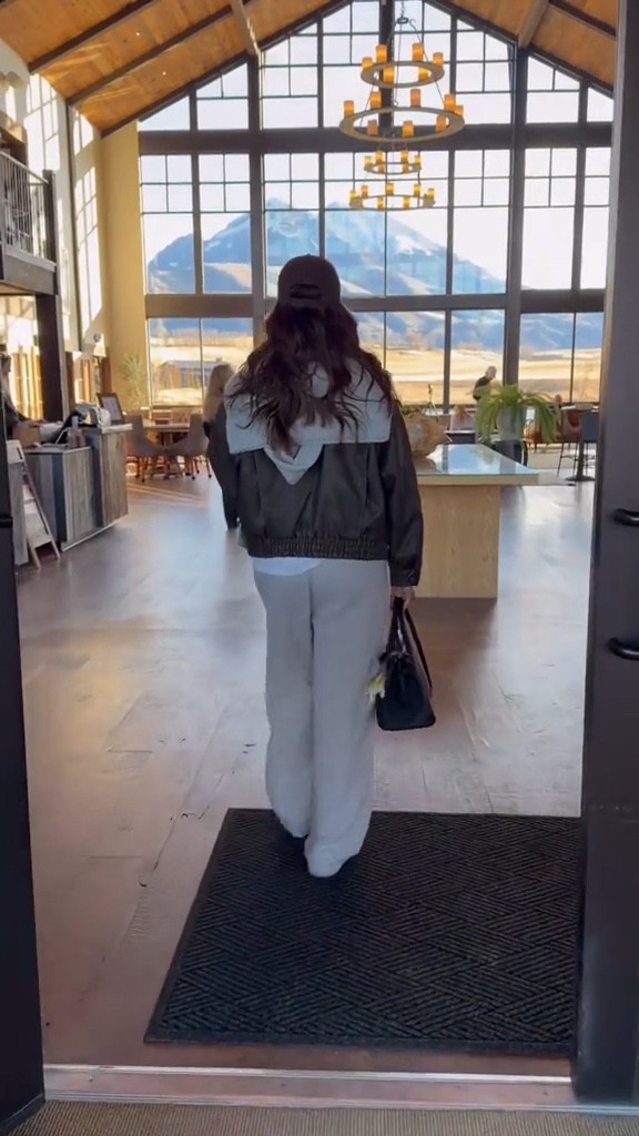favorite weekend getaway living in Montana 🏔️❄️🍸

 
Cashmere set: L
Swimsuit: V
Leather coat: S
Tailored coat: L


#LTKTravel #LTKvlog #LTKdayinmylife