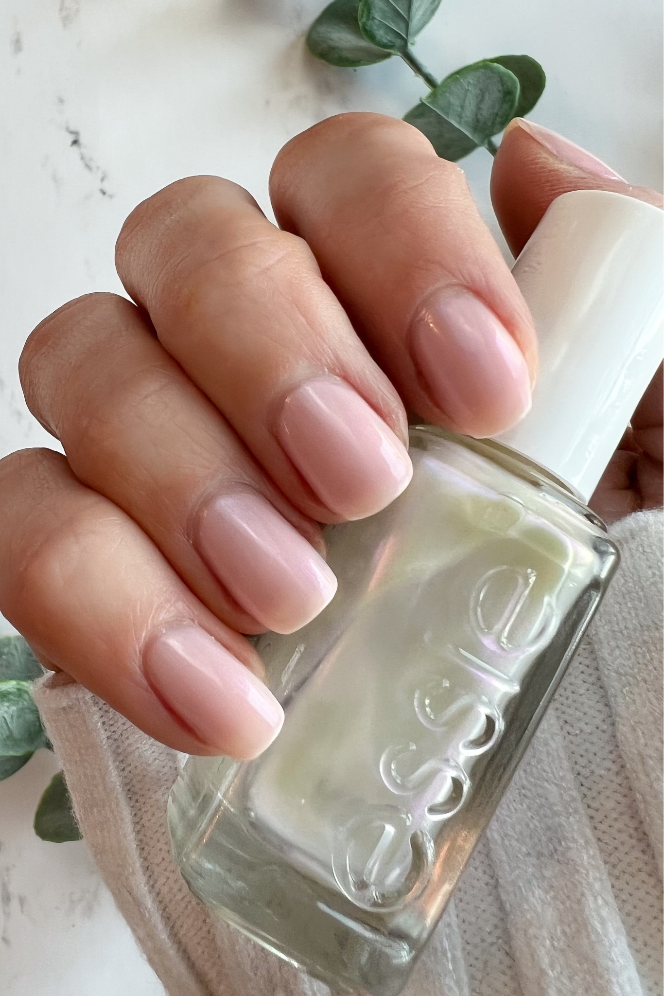 Kinda love the way this jelly mani came out!
Step 1: base coat 
Step 2: 1 coat OPI bubble bath
Step 3: 1 coat Lakur cheerio
Step 4: Essie expressie iced out
Step 5: top coat

Nails / diy nails / diy mani / at home mani / neutral nail colors / short nails /natural nails / simple nails / shorties nails 


#LTKstyletip #LTKbeauty #LTKunder50