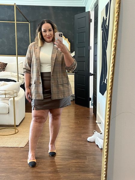 Love this faux leather mini skirt. Wearing a XXL in this. 
Old navy plus curvy size 18/20 fall new teacher office work 

#LTKcurves #LTKworkwear