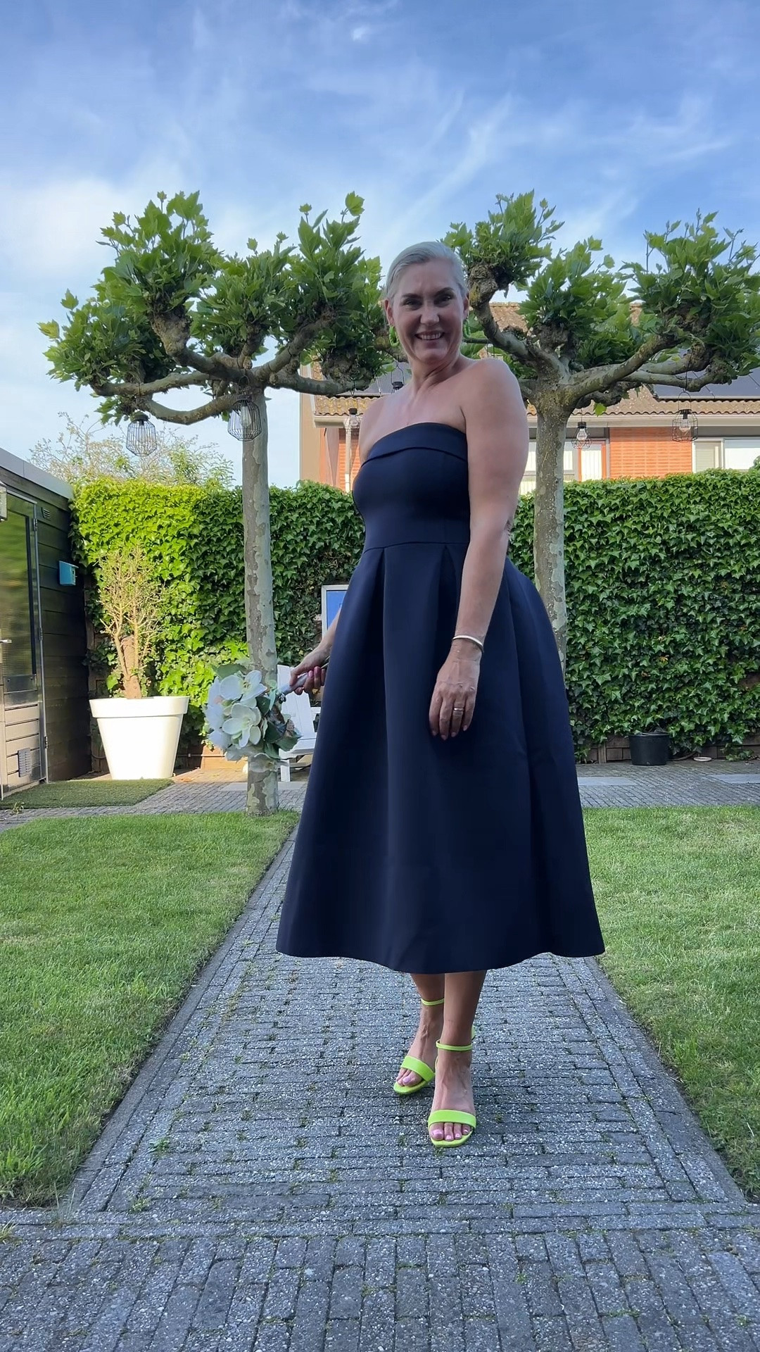 3 outfits voor naar een bruiloft of een ander leuk feest. Voor de witte jurk wel even overleggen met de bruid. Ik ben 1.84m lang en draag alle jurken in maat 42. Als je een grotere boezem hebt, zou ik adviseren de rode jurk 1 maat groter te bestellen. Ik link ook meteen een paar feest schoenen mee.

#LTKwedding #LTKeurope #LTKnederlands