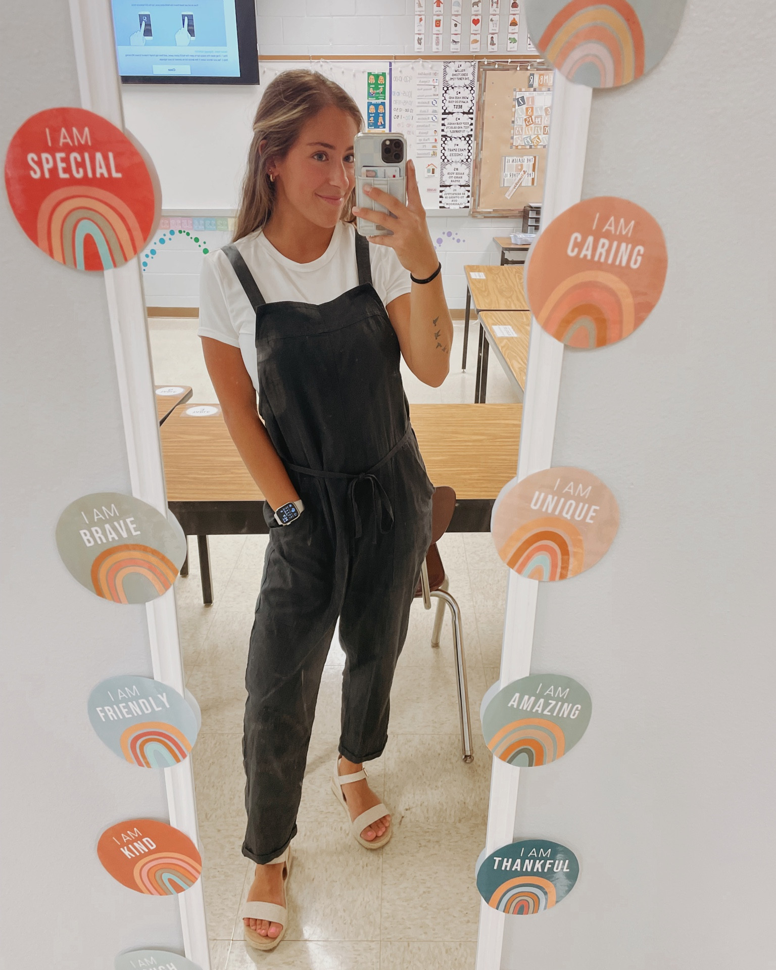 Teacher outfit! I couldn’t find the same overall jumpsuit, but tagged similar 💓

Teacher jumpsuit. Classroom workwear. Classroom outfit. Teacher outfit  