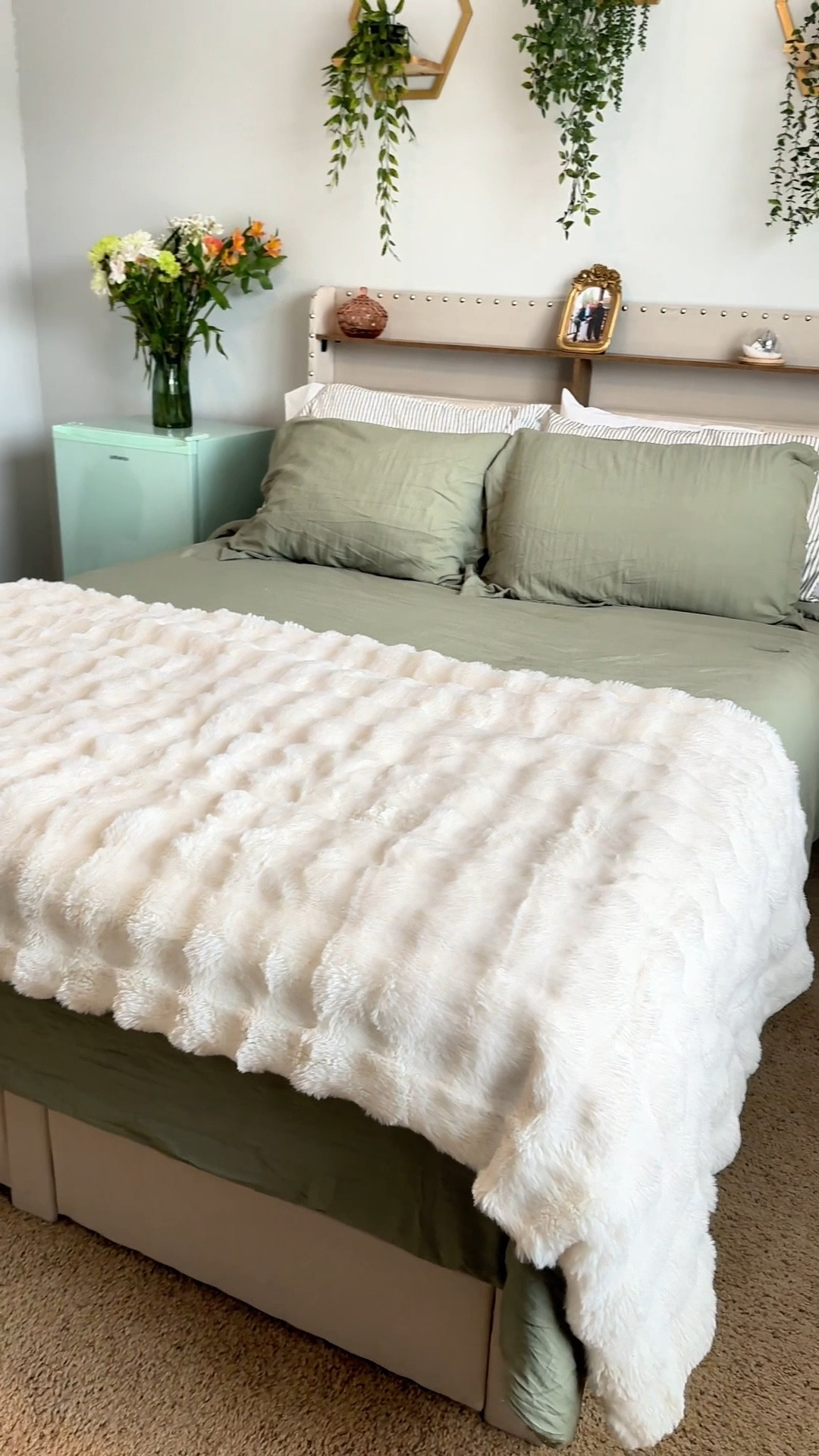 If you have a teenager, you already know… the room situation 😅

I’ve tried bins, baskets, “systems”—nothing stuck. But switching to a storage bed like this? Game changer.

The upholstered fabric + nailhead trim make it look so elevated, but the real magic is in the drawers (with wheels!) and the headboard storage that actually keeps things off the floor.

• #homedecor
• #bedroominspo
• #organizationideas
• #momsofinstagram
• #smallspacesolutions