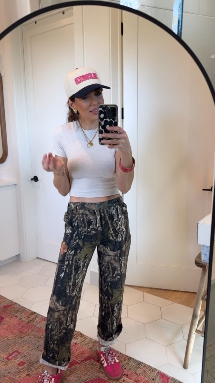 NEW LOCATION OOTD 🩷

#LTKFindsUnder50 #LTKSeasonal #LTKShoeCrush