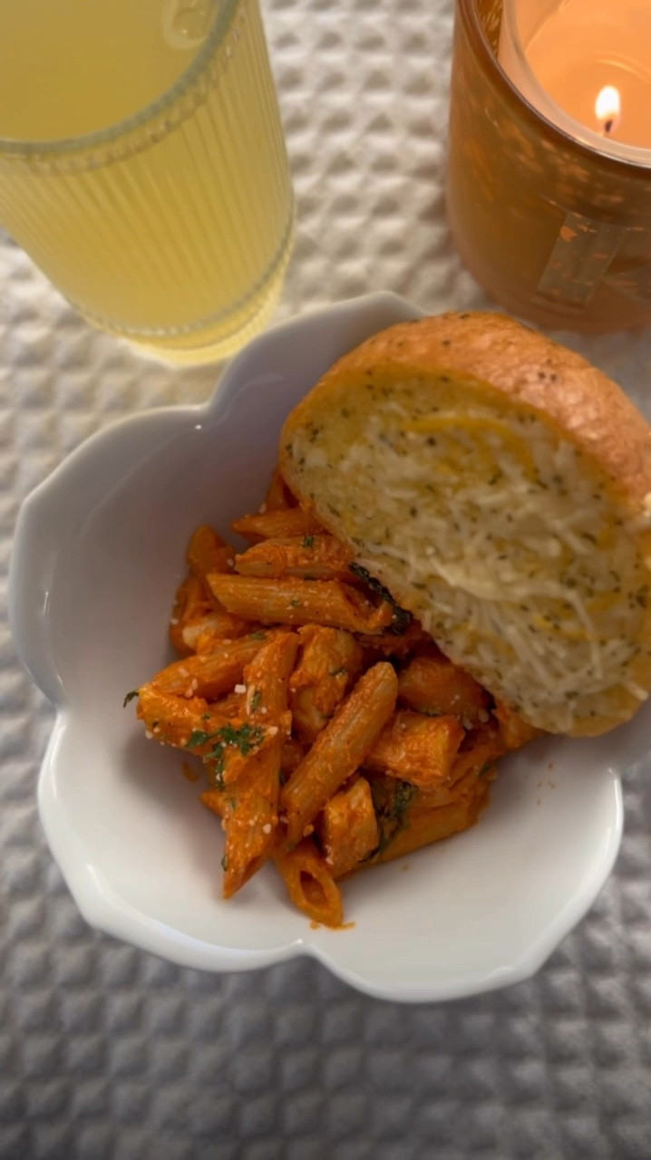 Gigi Hadid Pasta without vodka  
+chicken
#easyrecipe 

#LTKHome